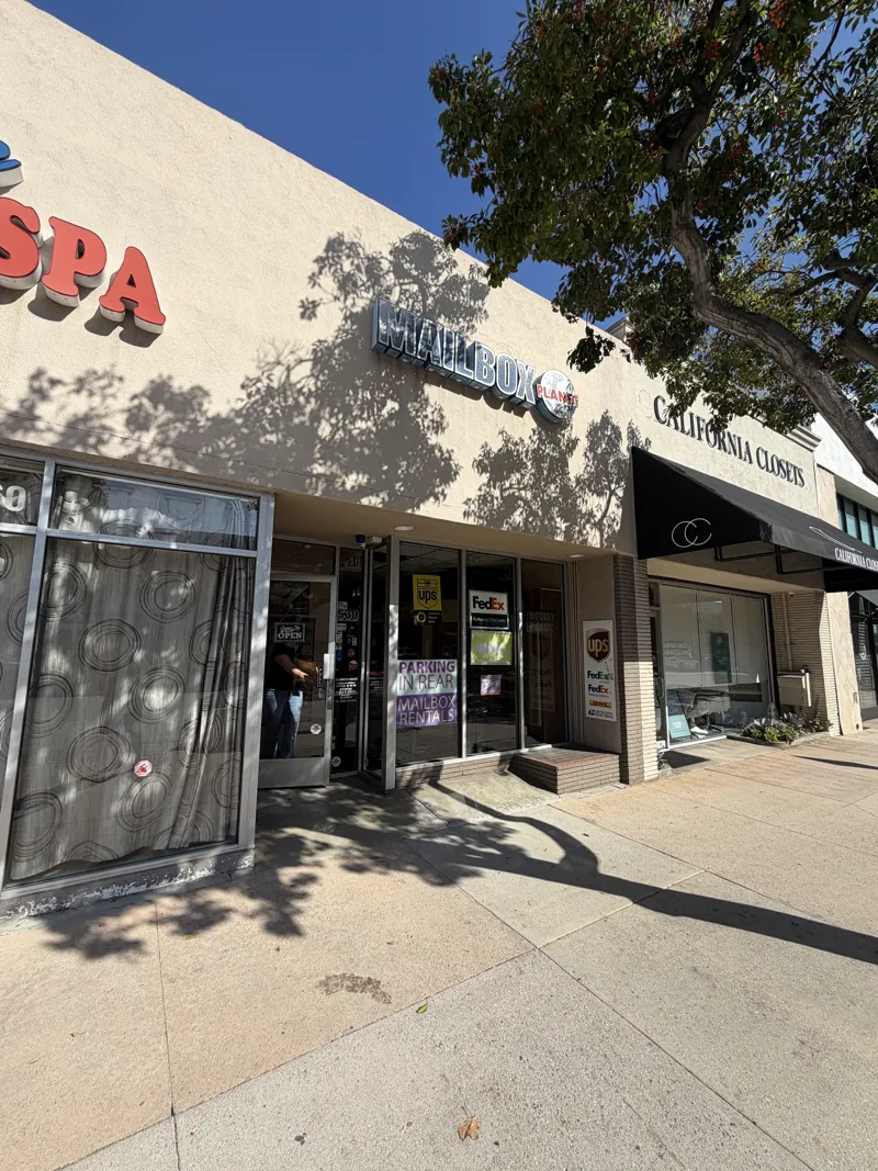 Entrance to Mailbox Planet on South Lake Avenue in Pasadena